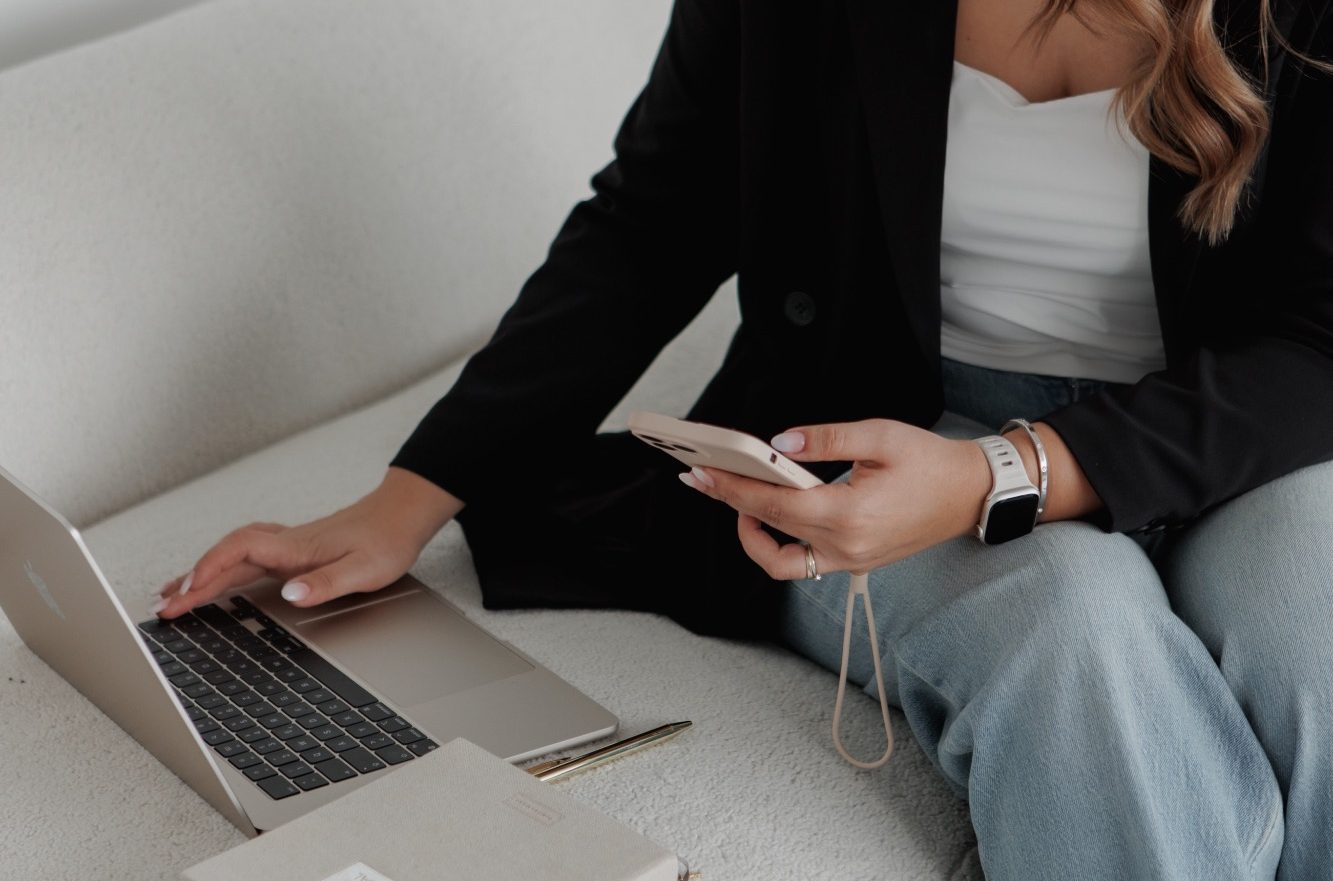 Marketingberatung für Versicherungsvermittler: Strategien für mehr Sichtbarkeit Strategische Marketingberatung für Versicherungsvermittler – Erfahrene Beraterin bei der Planung effektiver Social-Media-Kampagnen.