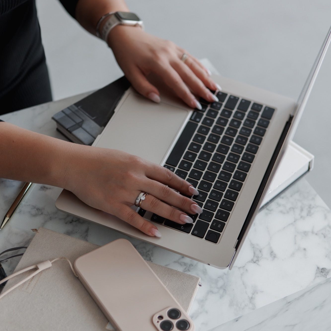 Automatisierung im Marketing: Tools für Finanzdienstleister Automatisierungstools für Finanzdienstleister – Zeit sparen mit ManyChat und Calendly im Social-Media-Marketing.